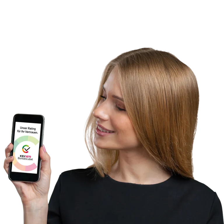 Frau blickt auf ihr Smartphone, das das BonitätsLabel zeigt