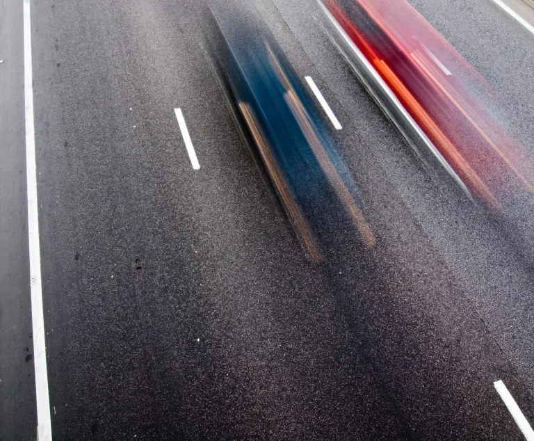Mehrspurige Straße mit schnellen Autos