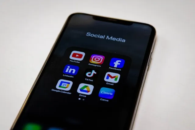 Foto von einem Handy auf dem Social-Media-Apps zu sehen sind.