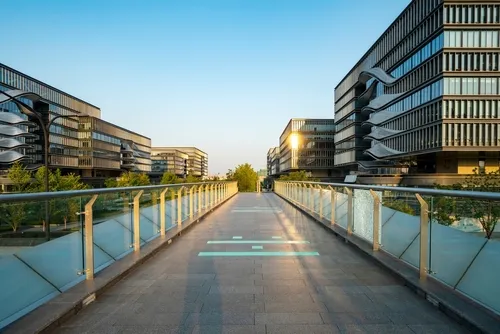 Weg mit modernen Büros links und rechts