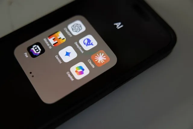 Handy mit vielen KI-Apps wie OpenAI, Deepseek, Copilot und co