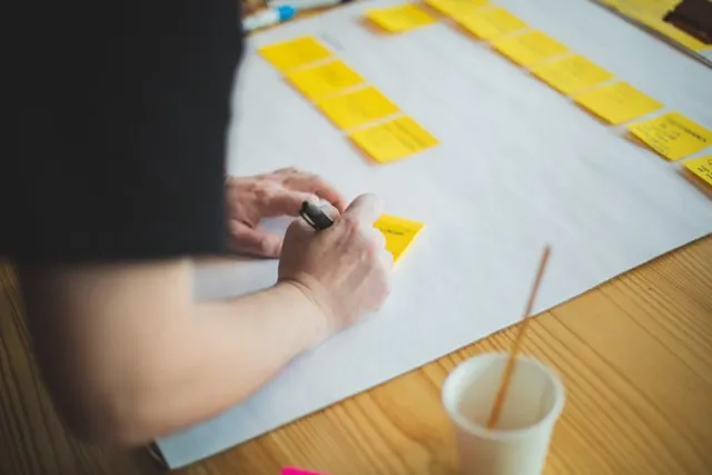 Hand beschriftet viele Post-its