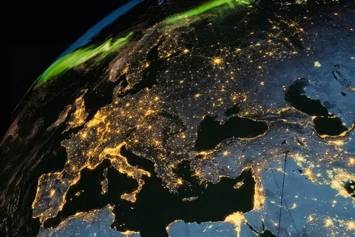 Europa von oben bei Nacht