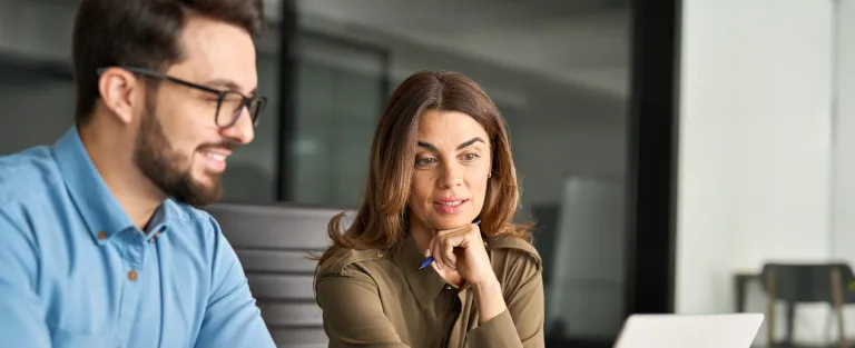 Zwei Führungskräfte sitzen vor dem Laptop