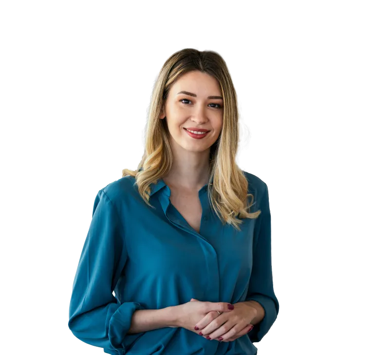 Junge Steuerberaterin blickt in die Kamera