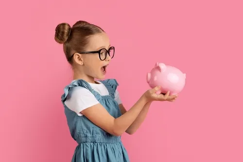 Kind mit Sparschwein