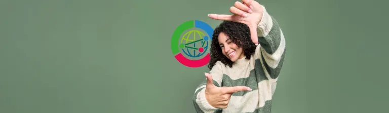 Frau mit lockigem Haar und gestreiftem Pullover formt mit den Händen einen Rahmen vor grünem Hintergrund mit farbigem Logo