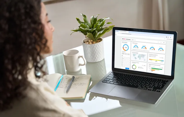 Frau mit Laptop auf dem der ESG-Monitor zu sehen ist