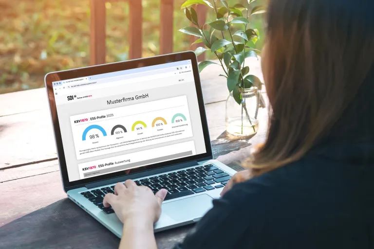 Frau mit Laptop auf dem das ESG Profile zu sehen ist