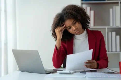 Frau im Büro-Setting sichtlich verwirrt