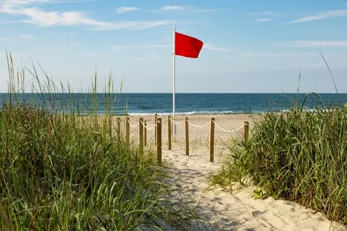 Rote Fahne am Strand