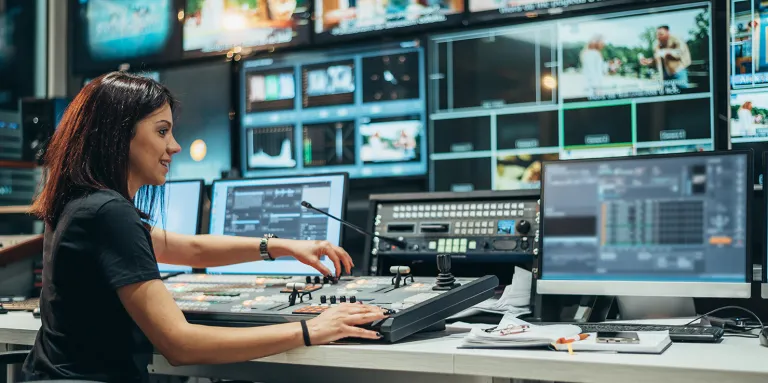 Frau sitzt in einem Tontechnikstudio