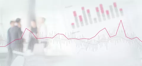 Graph mit steigender Kurve vor verschwommenen Personen in einem Büro