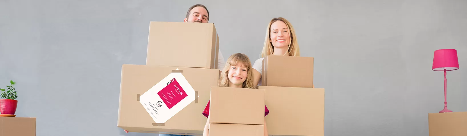 Drei Personen, zwei Erwachsene und ein Kind, stehen hinter großen Pappkartons in einem hellen Raum