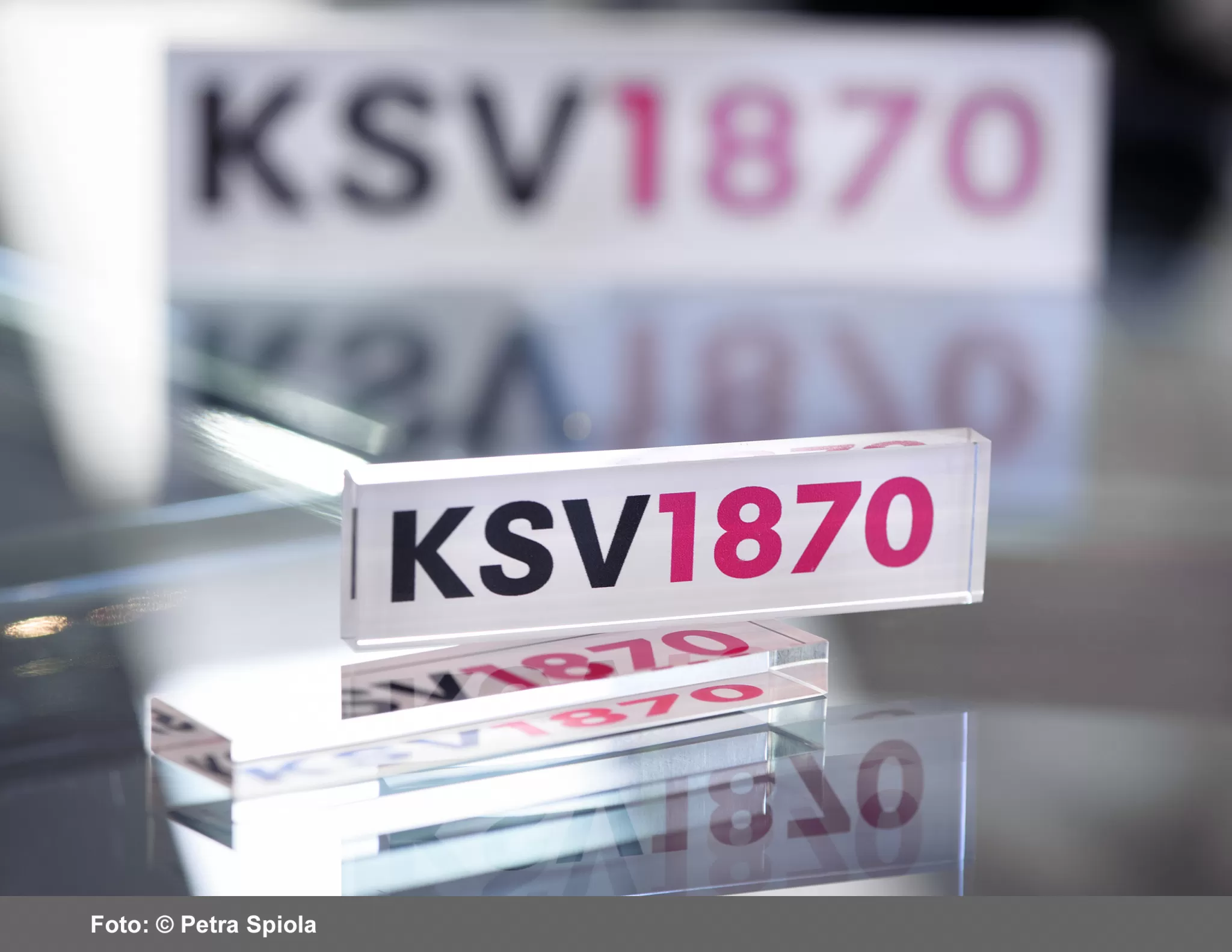 KSV1870 Logo auf einem transparenten Acrylblock