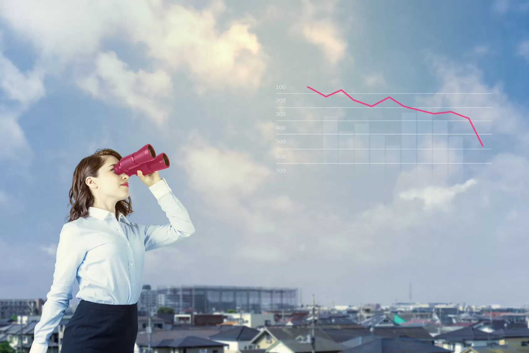 Frau steht auf einem Dach und blickt durch ein rotes Fernglas, im Hintergrund Stadt und bewölkter Himmel
