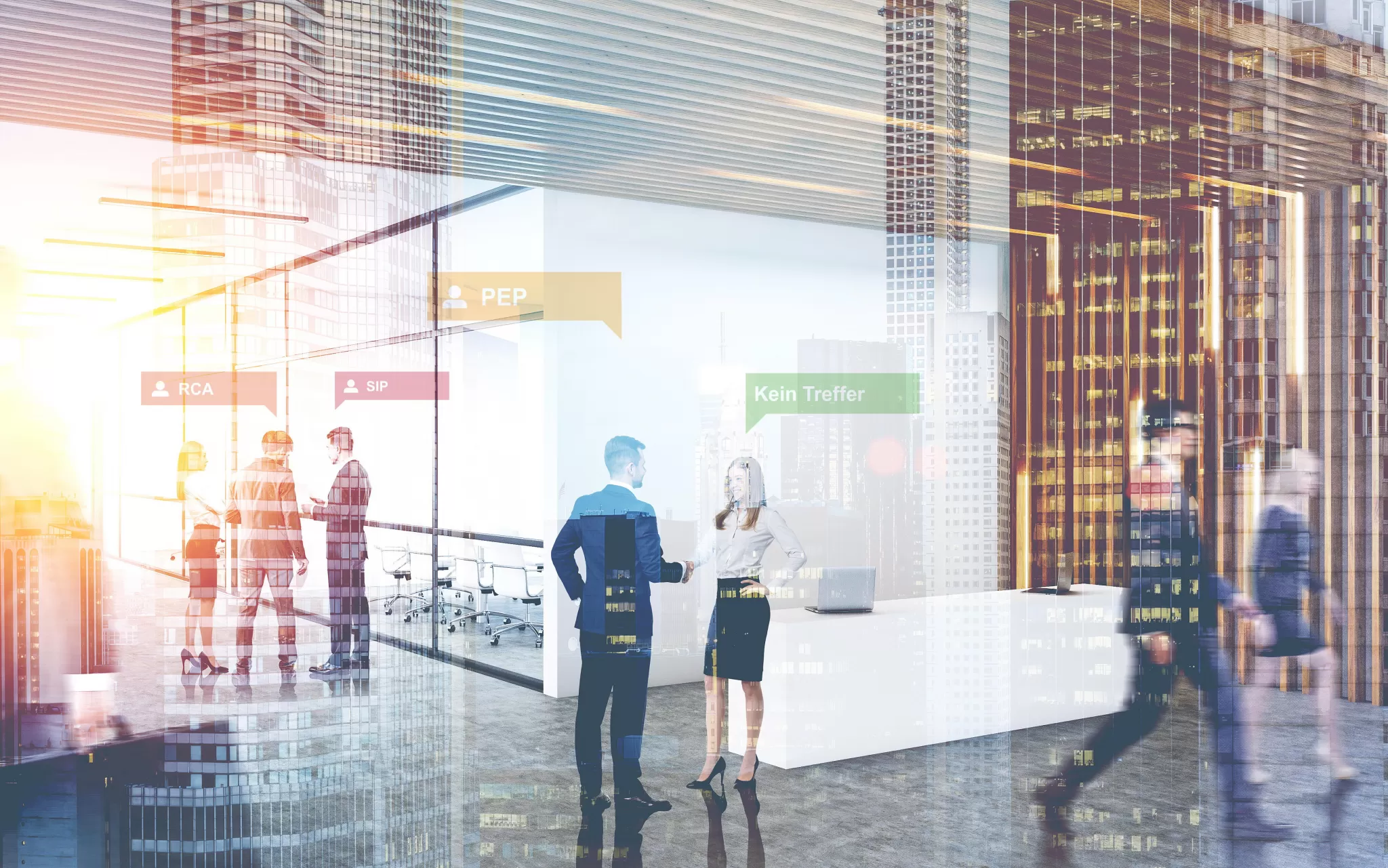 Menschen in einem modernen Bürogebäude mit Glaswänden, einige stehen und unterhalten sich