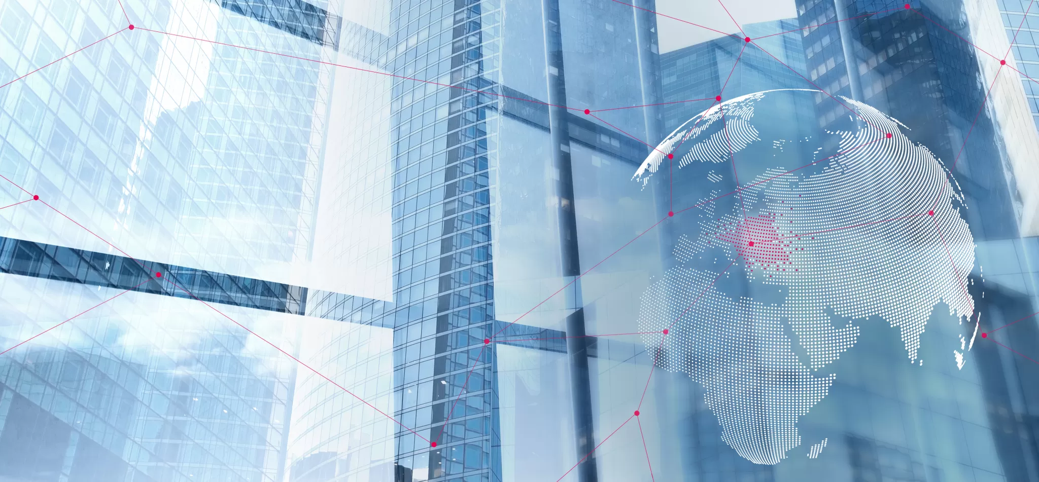 Digitale Weltkarte mit Netzwerkknoten vor Glasfassade eines Bürogebäudes