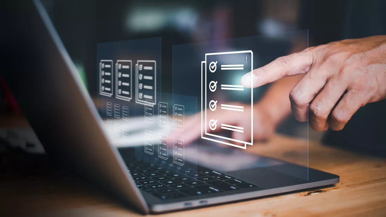 Checklisten-Hologramm auf geöffnetem Laptop