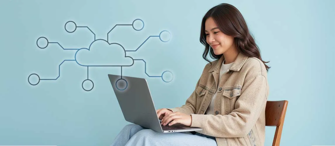 Frau mit Laptop auf dem Schoß